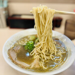 たかはし中華そば店 - ◎麺は自家製の中太縮れ麺。煮干しスープに良く絡む。