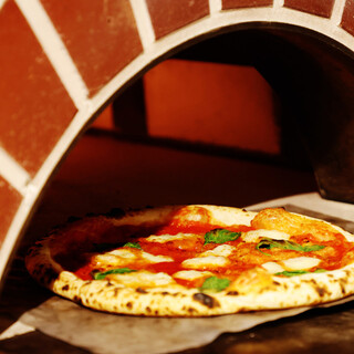 午餐和晚餐都可以享用的引以为豪的窑烤手工披萨