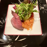 ビストリア ギャッツビー - Hors-d'oeuvre 1：国産牛ローストビーフ・人参マリネ・フレッシュトマトのサラダ