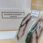 ブロッサムアンドブーケ - 佐賀有明鶏のチキンカツ 420円(税込)  持ち帰り袋(写真の持ち手なし紙袋)持ち帰り袋無料サービスありがとうございます。何れにせよ油染み問題なし。