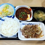 松屋 - 本格麻婆盛合せ牛バラ焼定食￥950(税込)