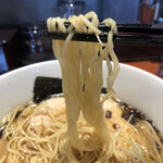 中華そば 輝羅 - 細麺は、硬めの茹で上げ。