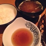 山のしずく旬菜家 - 花かごランチのご飯と汁物。タレは天ぷらのタレ