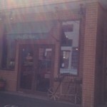 ぱん吉 - 朝の光が優しくお店を照らしていました。虹のような光でした。