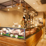 Ebisu Yakiniku Kintan - １階の入口を入るとすぐに、美味しい新鮮なお肉がお出迎えします。