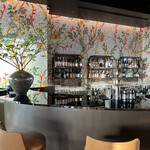 ブルガリ バー - バーカウンター。バーテンダーの方は日本人です。