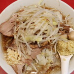 ラーメン二郎 - ラーメン半分＋ニンニク少し＋ショウガ半分