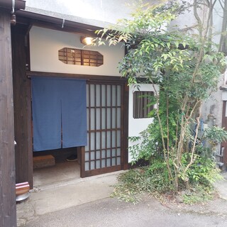 伫立在箱根町汤本的幽静区域的一如往昔的独门独户