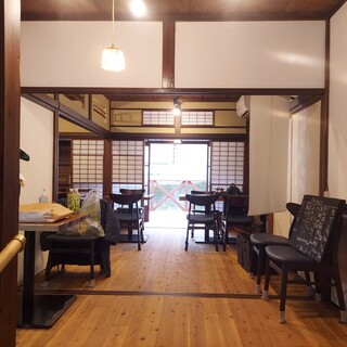 锅饭位于一栋平静的老民宅内，拥有怀旧的空间。