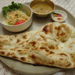 ボージャン - 基本セットのナン、ベジらブルカレー、サラダ、アチャール。