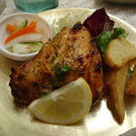 ボージャン - タンドリーチキンはふっくら、アチャールとスパイシーポテト付きです。
