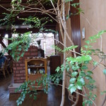 ボージャン - 店内には植物がいっぱい。