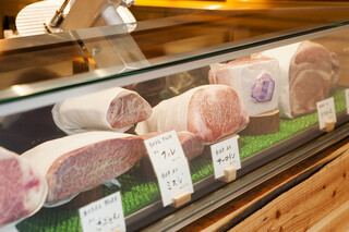 恵比寿焼肉　kintan - 仕入れるお肉はA4,A5ランク、刺しと肉質がキメ細かい雌牛と去勢牛のみ。 30日程度熟成させ、旨味の凝縮された状態と鮮度を職人が確認した品質です。