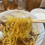 Kitano Mem Mori Uchi - 麺は札幌の森住製麺特注のちぢれ麺。カタメの茹で加減でしっかり目の歯応え。
