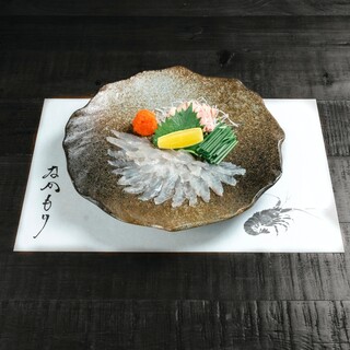 Nakamori - カワハギの薄造りは、ふぐにも負けないくらいの食べ応えがあります。旬の味わいを存分に楽しめます。特に、肝は濃厚で、身との相性も抜群。一度食べたら虜になること間違いなしです。
                        
                        当店でも人気な一品となっており、多くのお客様から高い評価をいただいております。