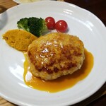 キッチン ブルー グローブ - 鶏肉と長芋のハンバーグのアップ
