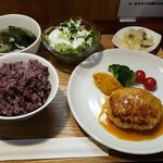 キッチン ブルー グローブ - 鶏肉と長芋のハンバーグ、サバイヨンソース