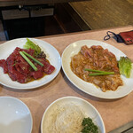 焼肉 金剛苑 - 左:ロース、右皿の上側:コブクロ、右皿の下側:ホルモン