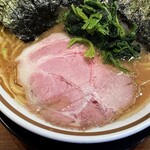 横浜家系ラーメン 三郷家 - チャーシューは大きめでジューシー。