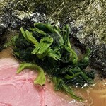 横浜家系ラーメン 三郷家 - ほうれん草も多め。