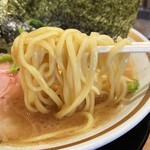 横浜家系ラーメン 三郷家 - 麺リフト。