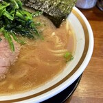 横浜家系ラーメン 三郷家 - マイルドだけど、濃いめだと醤油も効いてます。