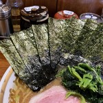 横浜家系ラーメン 三郷家 - 海苔増しは5枚100円。