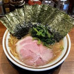 横浜家系ラーメン 三郷家 - ラーメン750円硬め濃いめ多め。海苔増し100円。