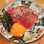 釣宿酒場マヅメ - 肉厚でなめらかなブリのお刺身に、まろやかな甘めの醤油ダレや卵黄、刻み海苔やわさびが合う！漁師めしのりゅうきゅうはご飯ドロボウ♪