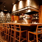 炭火焼とり えんや - 炭の香りが食欲を誘うカウンター席。