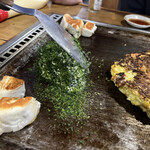 お好み焼き 福竹 - はんぺんを絡めて