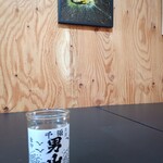 Hachiman Shokudou Korekoujitsu - 店内とお水（ワンカップがコップ）