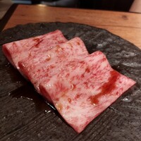和牛とタン 焼肉 とみ 新橋本店 - サーロインの肉寿司