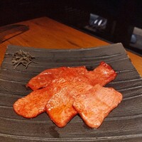 和牛とタン 焼肉 とみ 新橋本店 - 厳選・タン2種盛り