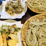 うずら家 - 【手前】・高原野菜の天ぷら盛り合わせ¥950・大盛ざるそば¥1.050【奥】・舞茸天ぷら¥900・ざるそば¥880
