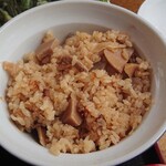 ペンション はなのや - どんぶりの蓋開けると、筍ご飯、はい優勝