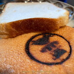 カワイイ ブレッド&コーヒー - 亀さんロゴのハジ  ロゴの周りは生がうまい♪