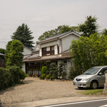 きわい家 - 県道側の入口。