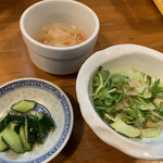 WEIHAI KITCHEN - 定食のスープ、胡瓜の浅漬け、サラダ