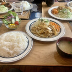 キッチン あずま - ⭐︎ ポーク焼肉の
      　マスタードソース定食　 税込 １,０００ 円‼️
      しかも、日替わり定食は、サラダと、珈琲が付いて来ます…(*^^*)♡