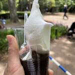 牧場のあいす屋さん - ソフトクリーム浮いてるねん