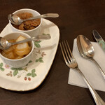 トマト - 卓上の福神漬と玉ねぎマリネ