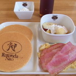 ロトンダ ナオ - スクランブルエッグとベーコンのパンケーキランチ 1000円