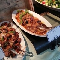 AWkitchen TOKYO 新丸ビル店 - ビュッフェ台にある野菜料理