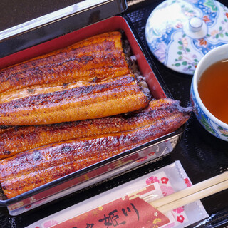 可以以合理的價格吃到大而肥美的日本鰻魚