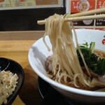 近江熟成醤油ラーメン 十二分屋 - 麺