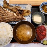 魚菜はざま - マグロのカマ焼き定食 刺身3品付き