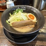 げん家ラーメン - げん家ラーメン 豚骨醤油(920円、斜め上から)