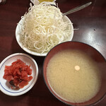 Tsukijitonki - しじみのみそ汁、キャベツ(おかわりOK)