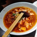 上海華龍 - 【2023.4.25(火)】本日の日替わり①(マーボーラーメン&半チャーハン)900円のマーボーラーメン